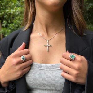 Collar cruz con esmeraldas y diamantes — "Croix Émeraude Blanche"