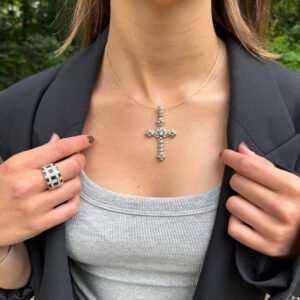 Cruz clásica de oro con diamantes – "Éclat éternel"